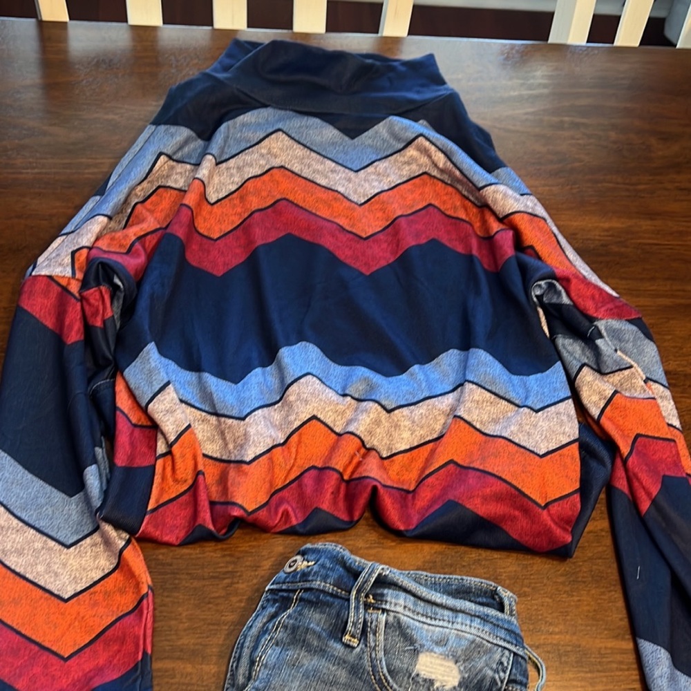 Long sleeved, cold shoulder top!